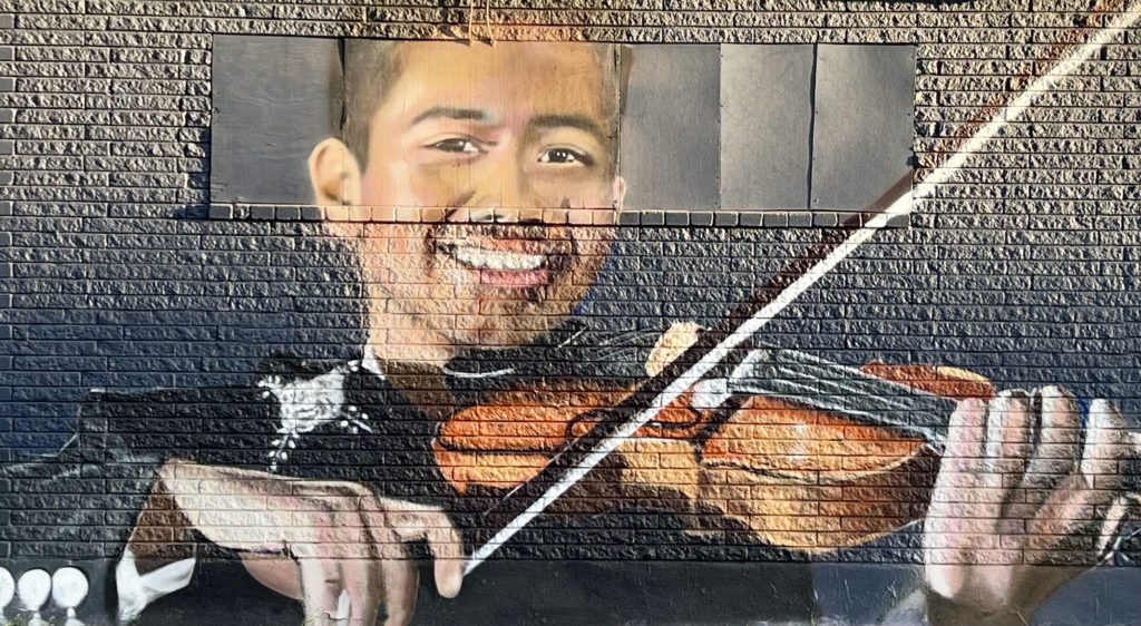 Violin mural by Juan Velazquez at NW 21st and Lincoln Avenue in Fort Worth